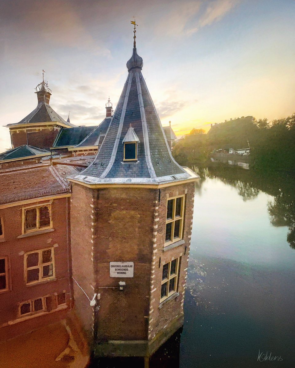 opatango's tweet photo. “Kijken we liever even verder..” #onbewoonbaar #brandgevaar #torentje #hofvijver #denhaag #aiassisted #schoof #kantoor https://t.co/WVuhPx2mNZ