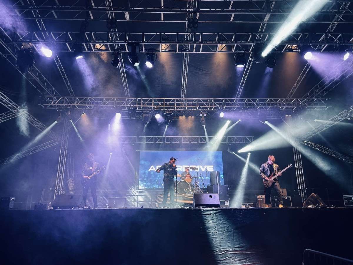 Lost in the glow…

#livemusic