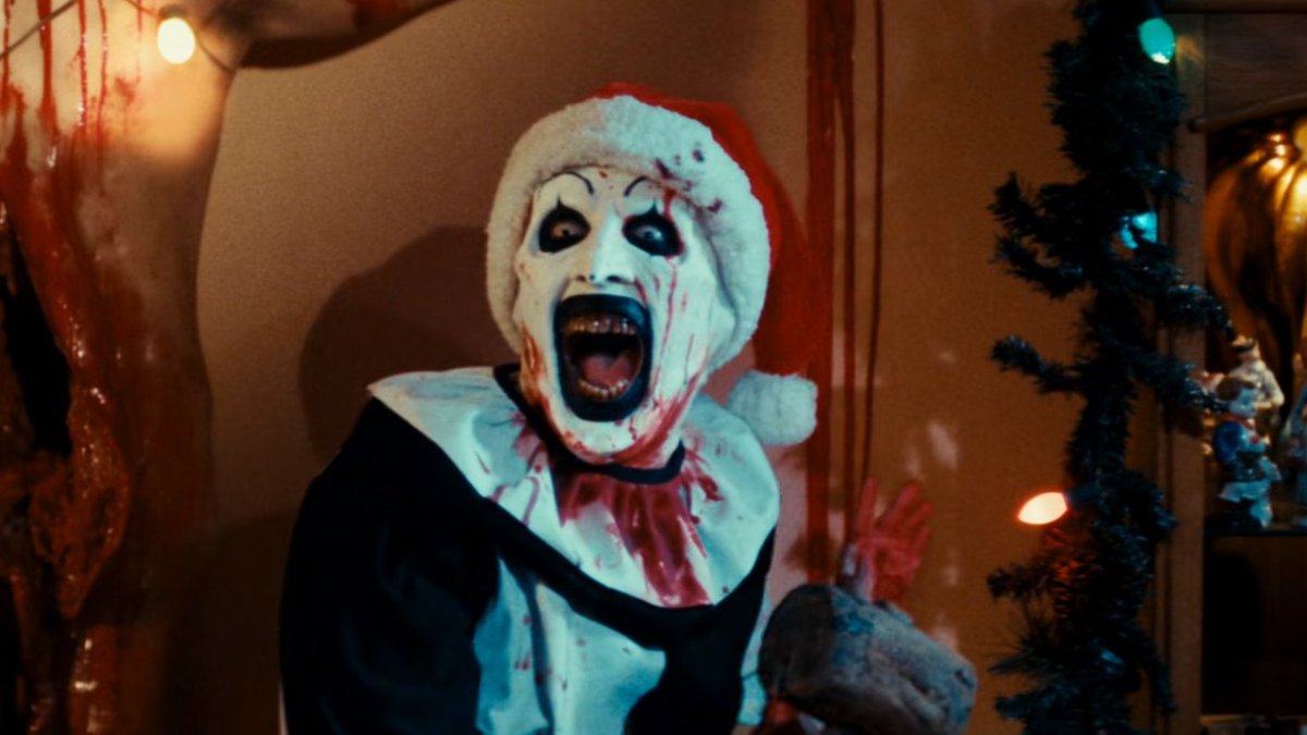 KryptKeeper21's tweet image. Art the Clown's reaction to Sienna seeing him in Terrifier 3's third act. 🎄🪓