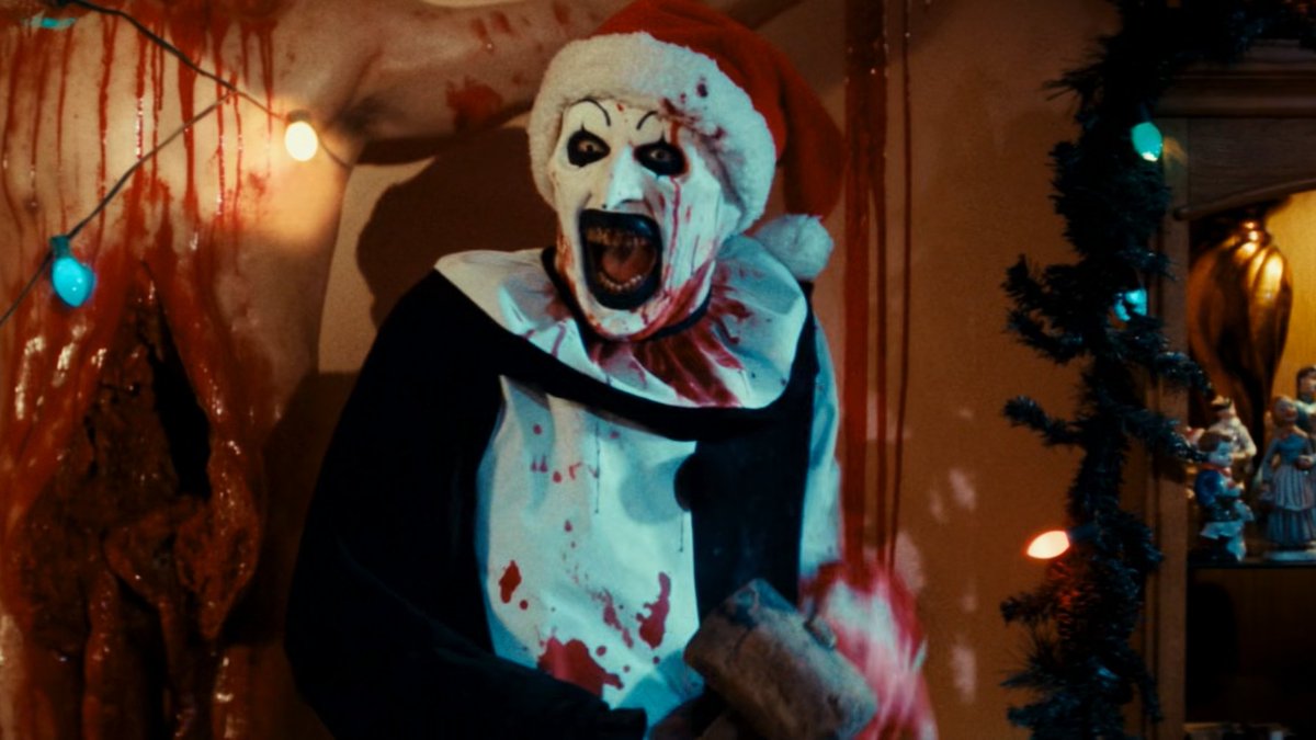 KryptKeeper21's tweet image. Art the Clown's reaction to Sienna seeing him in Terrifier 3's third act. 🎄🪓