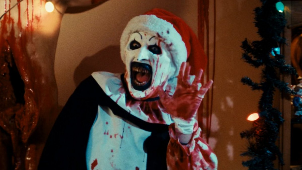 KryptKeeper21's tweet image. Art the Clown's reaction to Sienna seeing him in Terrifier 3's third act. 🎄🪓
