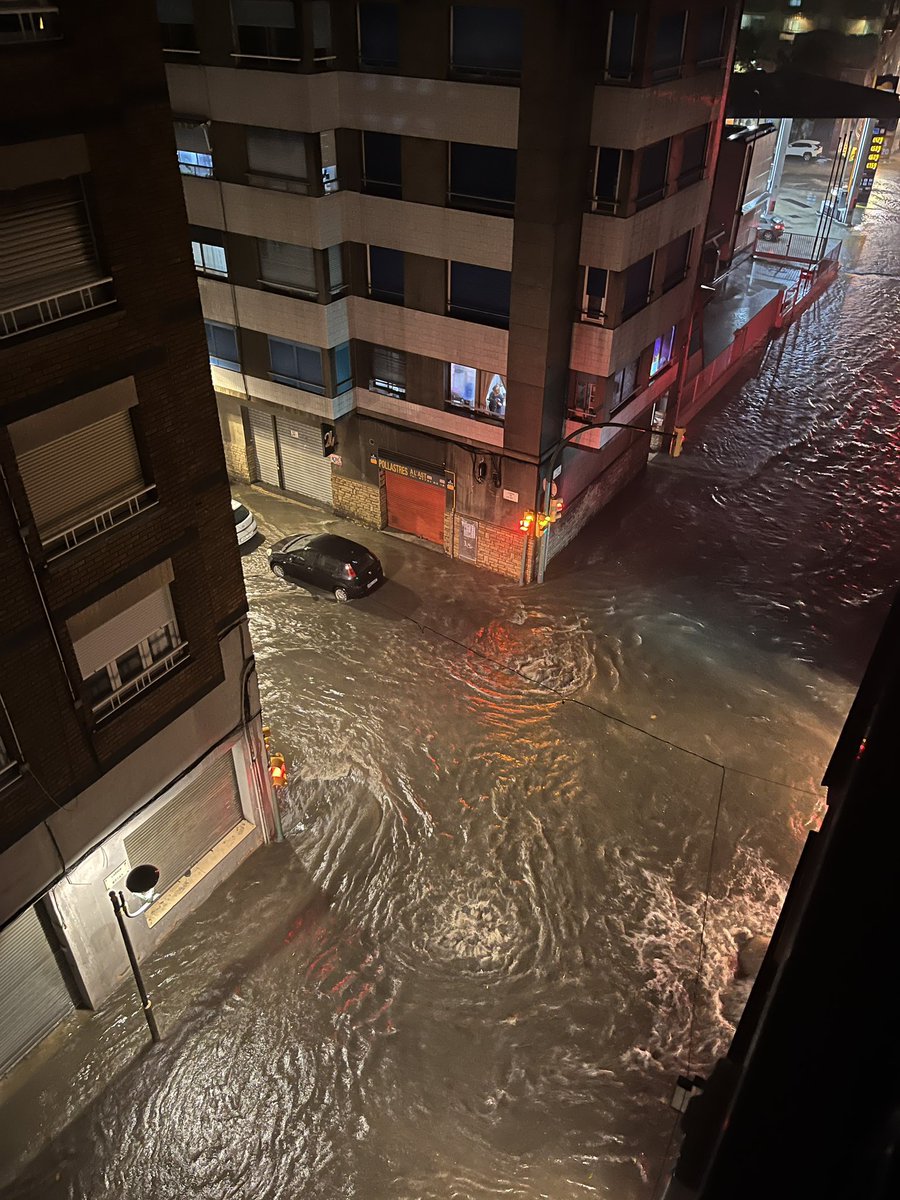 GxlDePaulinho's tweet photo. Hay que calles de Tarragona que están inundándose y parece que no va a parar en toda la noche. Tened cuidado 🙏🏼❤️ https://t.co/KF4q7hMyhH