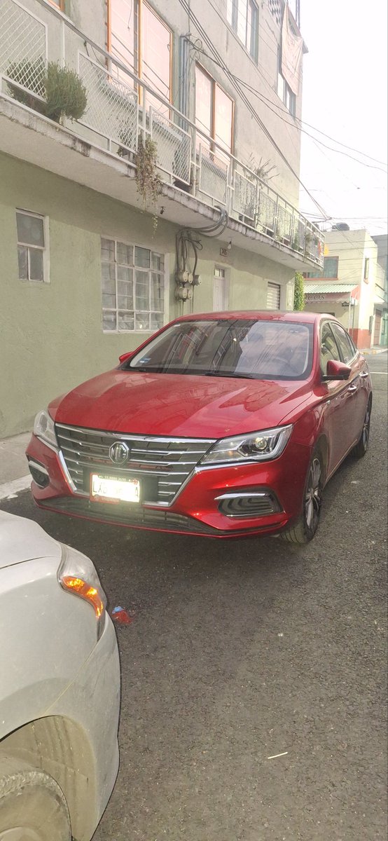 gatoonee's tweet photo. @IztacalcoAl llevo más de 1 hora esperando a que una grúa venga mover este carro   no puedo salir de mi calle , y son más 3 familias las afectadas https://t.co/ypkhsdwPgz
