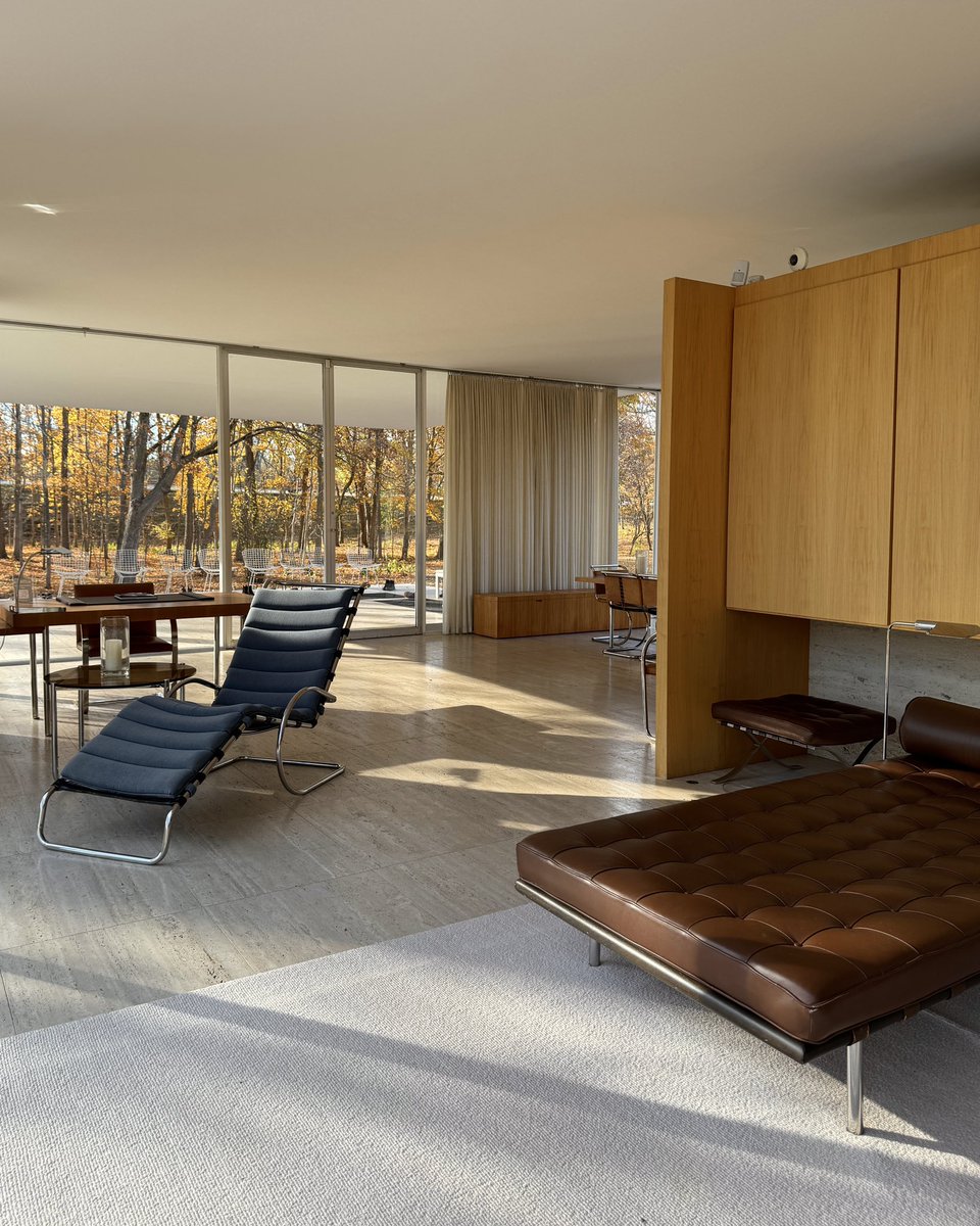 zoeloveshouses's tweet photo. the mies van der rohe haters found my farnsworth house tweet so here’s 4 more beautiful perfect pictures. they could never make me hate you!!! https://t.co/MVlLifwdeC