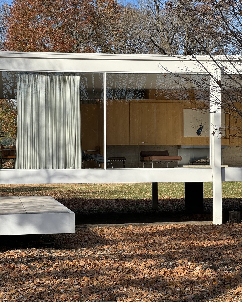 zoeloveshouses's tweet photo. the mies van der rohe haters found my farnsworth house tweet so here’s 4 more beautiful perfect pictures. they could never make me hate you!!! https://t.co/MVlLifwdeC
