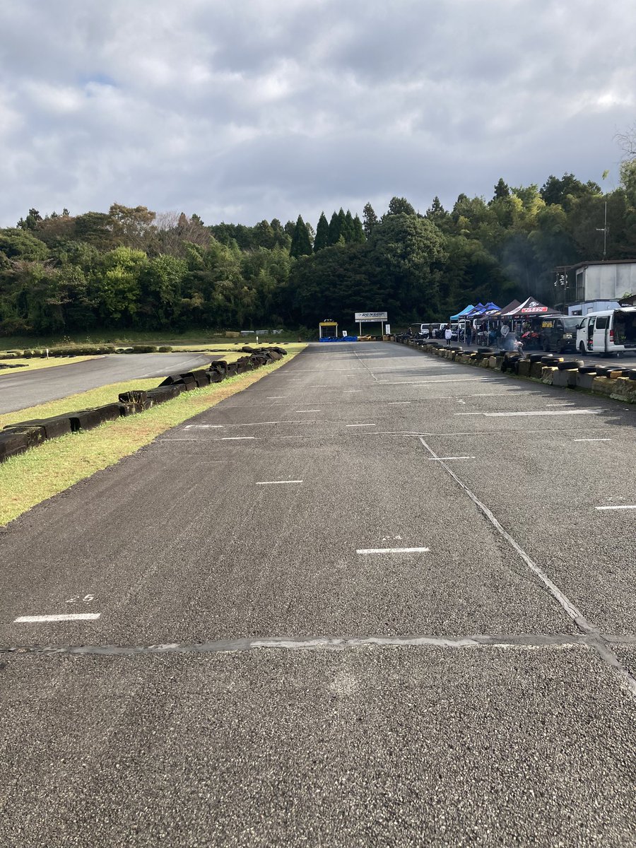 全長は800m、なーんとなくこんな感じなんかな?とかイメージしてみる、なるほどわからん()
他の人いわく、小さいけど中々テクニカルなコースだね。とのこと。
#白糸スピードランド走行会