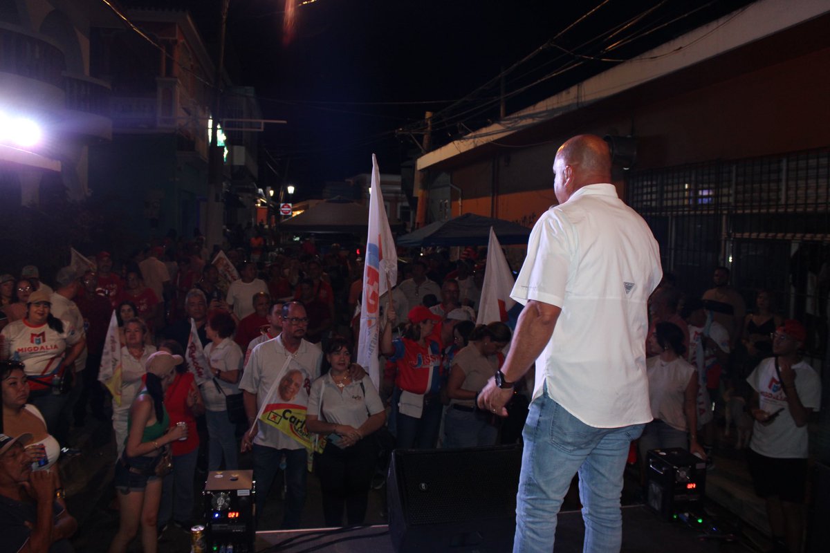 JessieCorts2's tweet photo. ¡Se llenó el batey popular en #Rincón! En el cierre de campaña de nuestro alcalde, Carlos D. López, los rincoeños se unieron con entusiasmo y compromiso para mostrar su respaldo. 

El mensaje fue fuerte y claro: Rincón sigue adelante con el progreso.❤️🤝🏼 https://t.co/lhuL8k5d2t