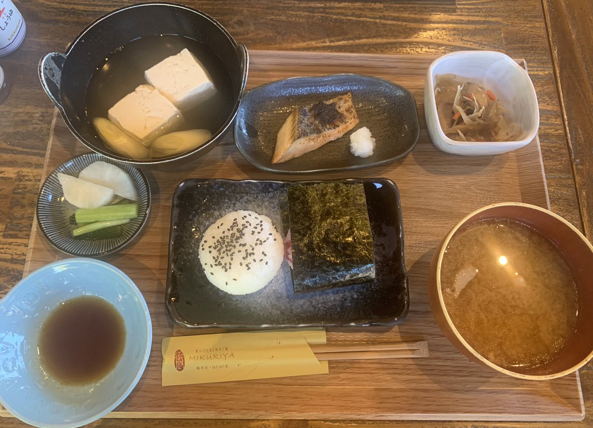 PINKMEN's tweet photo. 早朝から釜戸炊きご飯屋へ。今朝は車のフロントガラスが凍る寒さ。#軽井沢 https://t.co/J1oFJq7MoT