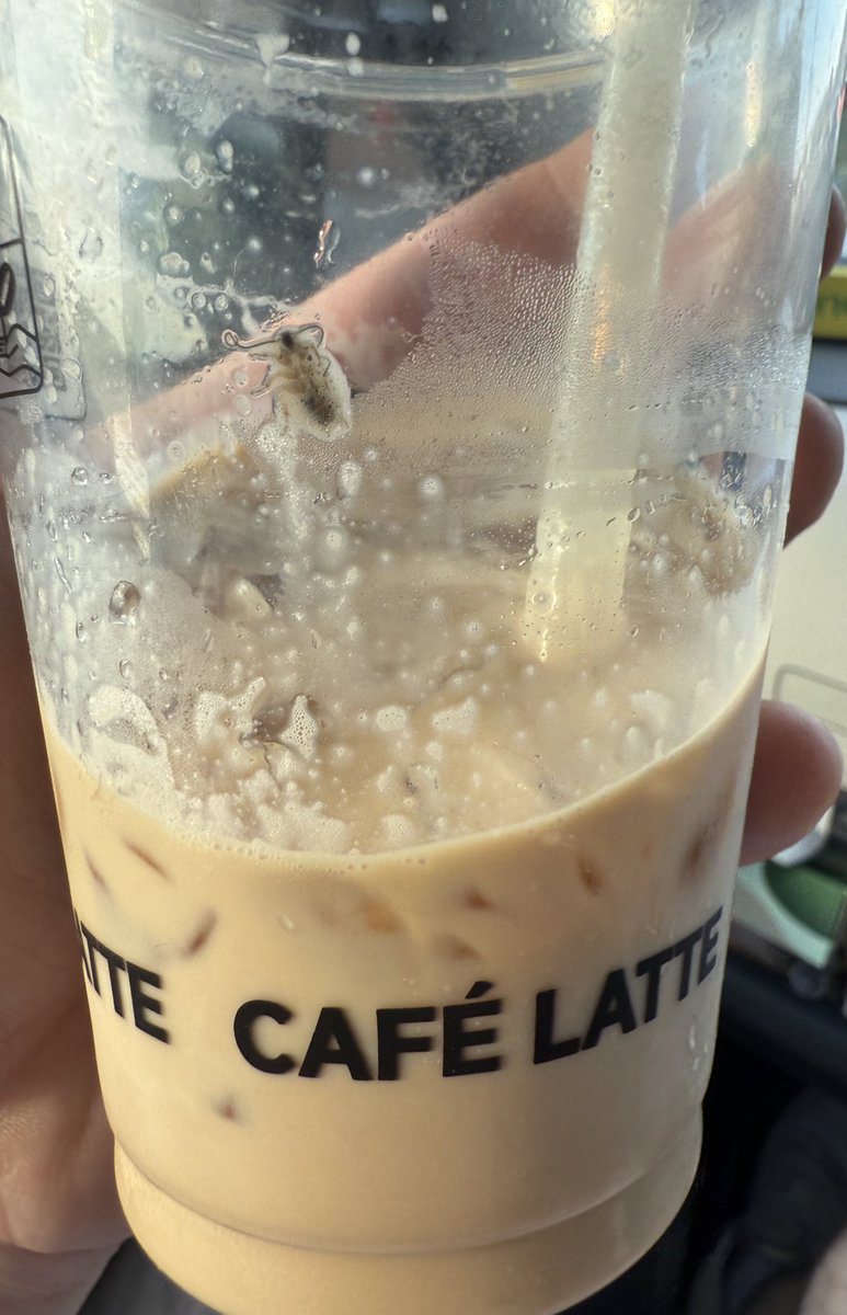 7-11のアイスカフェラテにバグを見つけました。 <a href="/711SEJ/">セブン‐イレブン・ジャパン</a> 🤢