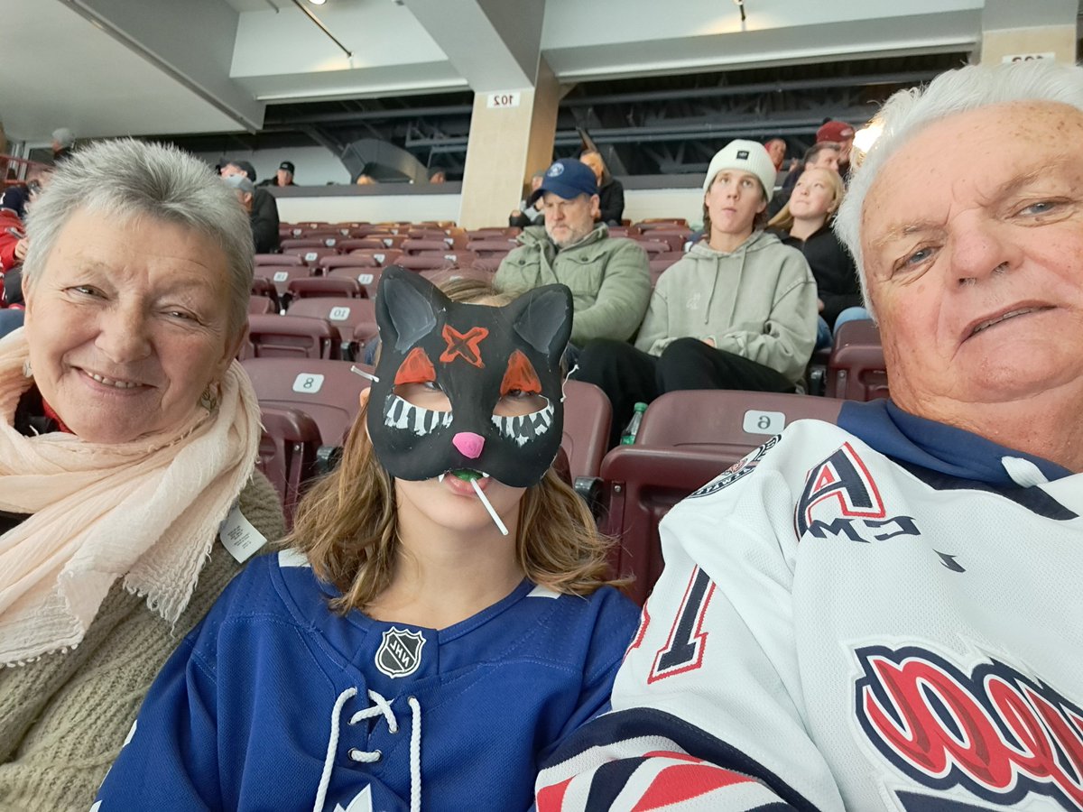 BarryBahm's tweet photo. @Oshawa_Generals sec 102, row 9, seat 5,6,7 https://t.co/CQrOmH3Hvi