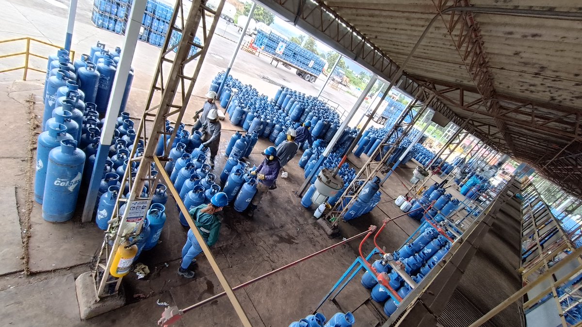 GasnovaCo's tweet photo. #SomosGLP Nuestra afiliada #Colgas tiene 25 plantas y 17 centros de distribución para llegar a 950 municipios del país, y una flota de 1.000 camiones y más de 1.650 colaboradores. Más información en el #InformeAnualGLP 👉 https://t.co/qqB20ilvCZ https://t.co/MaJcBs6FZd