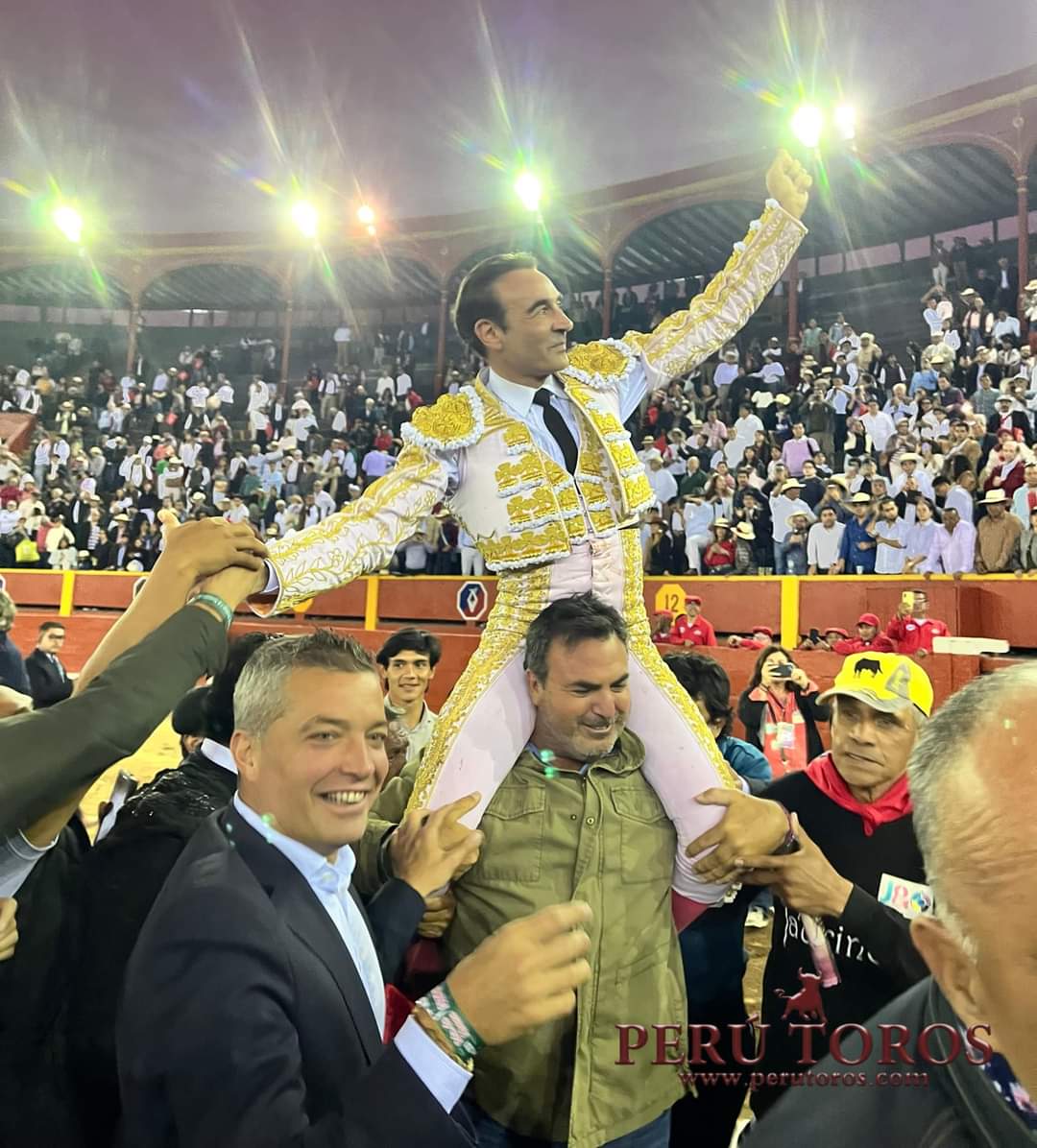 Lima PER 3ª de Feria Señor de los Milagros en <a href="/plazadeacho/">Plaza de Toros Acho</a> con <a href="/toros_ELPILAR/">Ganadería EL PILAR</a> 6° bis para mano a mano con la despedida de Enrique <a href="/EPonceOficial/">Enrique Ponce</a> silencio, silencio y dos orejas y Joaquín <a href="/JGaldosOficial/">Joaquín Galdós Oficial</a> ovación, oreja y silencio, foto  Perú Toros <a href="/portaltaurino/">Portal Taurino</a>