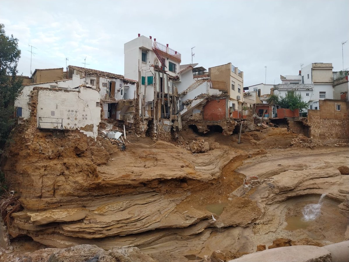 Anur72's tweet photo. @navedelmisterio Bonico.... menos mal que no venía con fuerza el agua en Chiva https://t.co/ouJ6pwTvMo