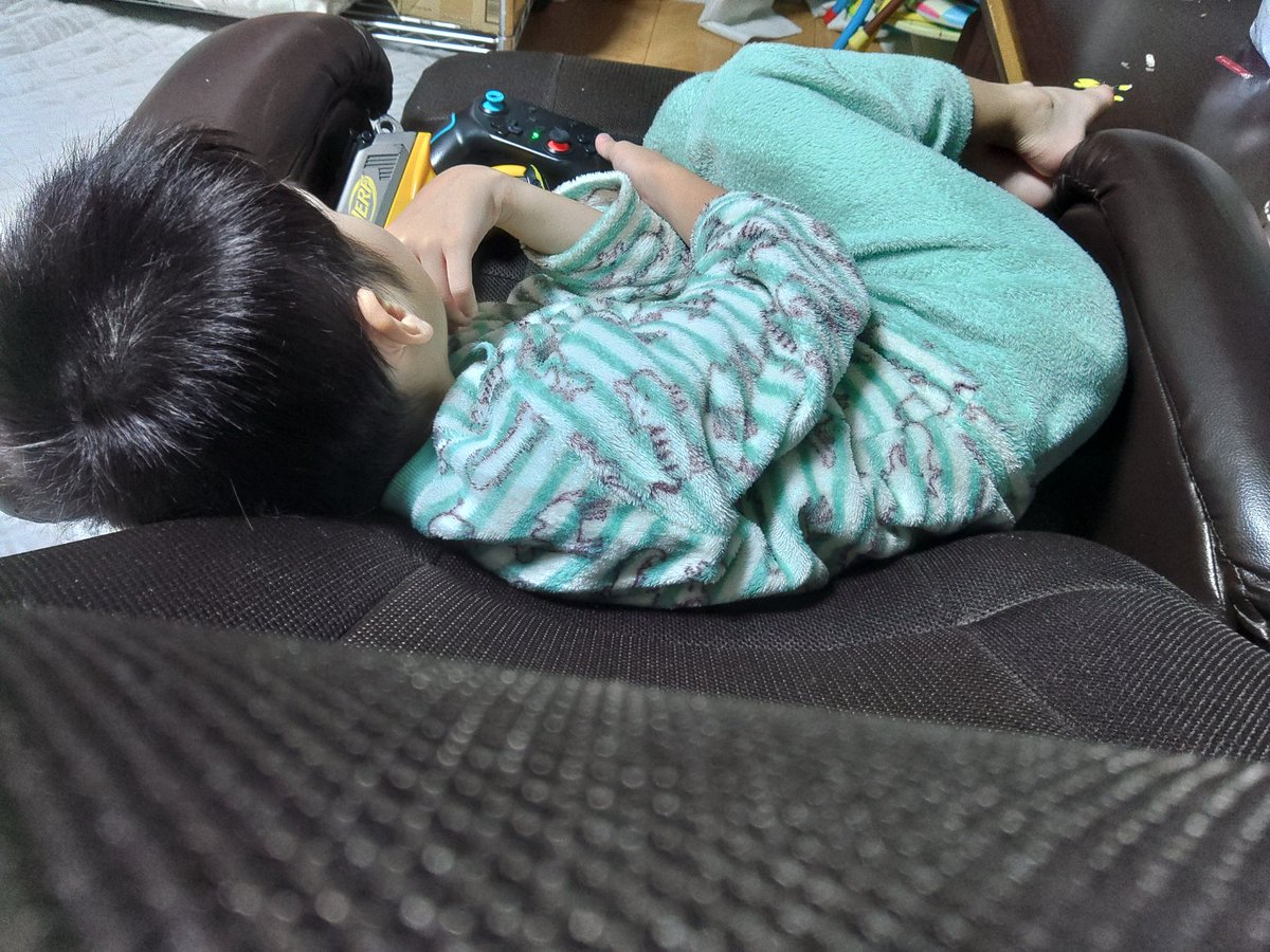 Hirano_Life's tweet photo. 障害児は「誰かに意思を示す」って難しい。

長男「🤮する」
次男「びちょびちょ(ｵﾈｼｮ)」
三男「ぎぇーん！🍼」

親に対しても、子どもたちが助けを求めるのは、最近までできませんでした。なので、進歩を実感しましたね。

ただ、そういった訴えは、午前3:30に言うのは控えていただきたい😪 https://t.co/VAp92ZNFkA