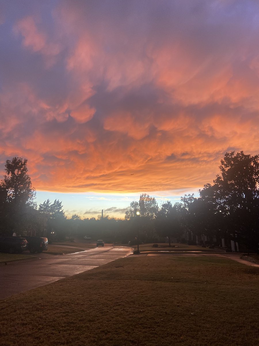 BazarkTheRobot's tweet photo. Mammatus cloud sunset in OKC?  #okwx  @emilyrsutton https://t.co/ozRo7QhrEK
