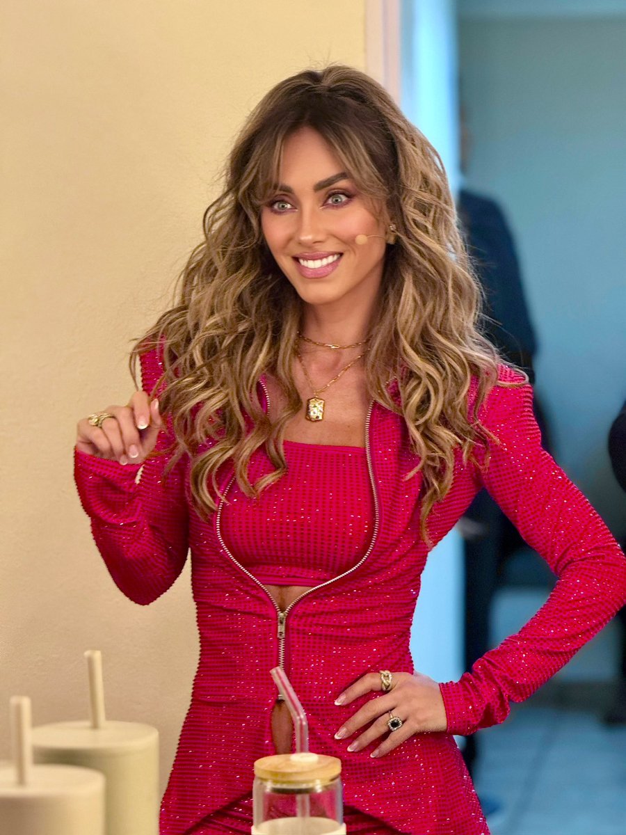 Anahi's tweet photo. ❤️ ¡Me emociona mucho este tercer programa! Espero lo disfruten tanto como nosotros. @eslamascara https://t.co/BDaKKKBW71