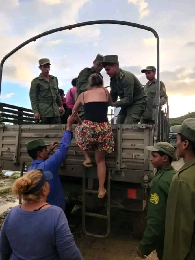En #Cuba preservar la vida humana es tarea de prioridad. Ya evacuado el pueblo  guantanamero ante el nuevo  evento  meteorológico. 
#UnidosXCuba 🇨🇺💪
#FuerzaGuantánamo