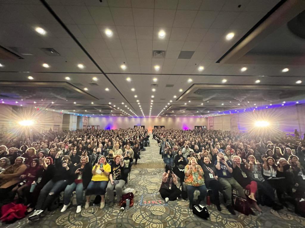 What happens when Jared &amp; Jensen find Rob’s phone on stage during their panel! 😂

#SPNCHI
