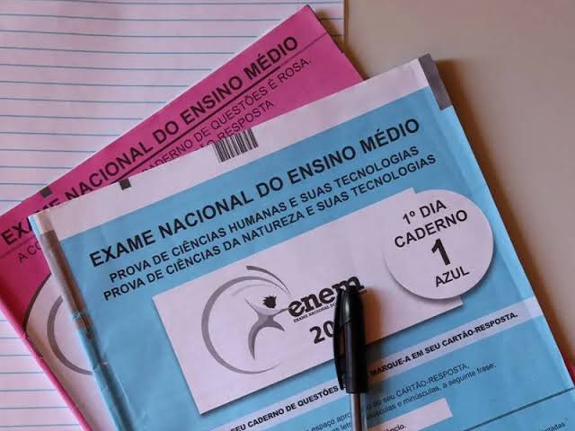 choquei's tweet photo. 🚨BRASIL: Questão do primeiro dia de prova do Enem 2024 destaca que homens também podem ser diagnosticados com câncer de mama, uma doença que afeta principalmente mulheres. https://t.co/eOe4mcFY7X
