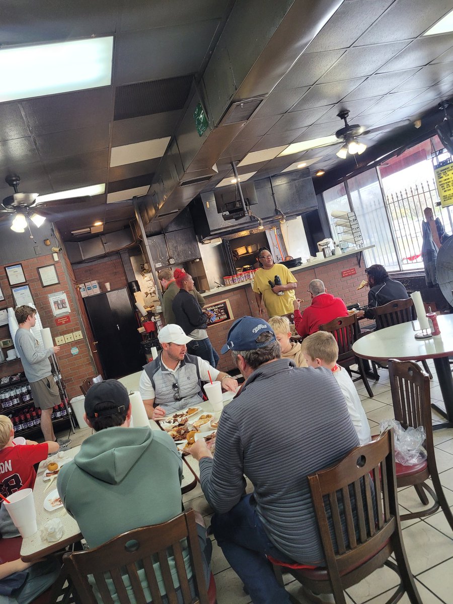 soulfoodscholar's tweet photo. Yesterday, I stopped by LC's Bar-B-Q, one of my fave places in #KansasCity, #MO, for a half #pork/half #beef #burntend sandwich with #coleslaw and #pinklemonade. FANTASTIC! ππ―βΌοΈ https://t.co/EhYtPlSnlf