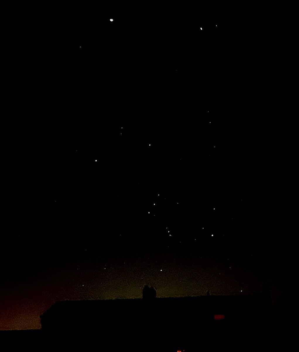 Superhelder vanavond.

Orion en Jupiter daarboven. (Wel ff uitklappen)

Foto uit de hand genomen met een Iphone. Wel een beetje bewerkt, maar toch..
<a href="/govertschilling/">★ govertschilling</a>