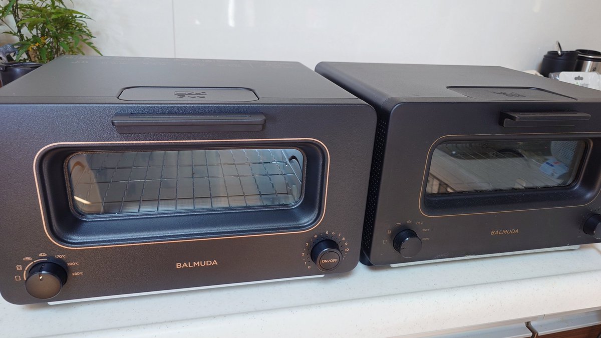 Sayuri20111109's tweet photo. さよならの時
#BALMUDATheToaster が我が家に来て丸6年 美味しいトーストを提供してくれていましたが、先週の木曜日に光がついたり消えたり(泣)ついにさよなら。
左は新しい子です。 https://t.co/Qmb2dpcJkB
