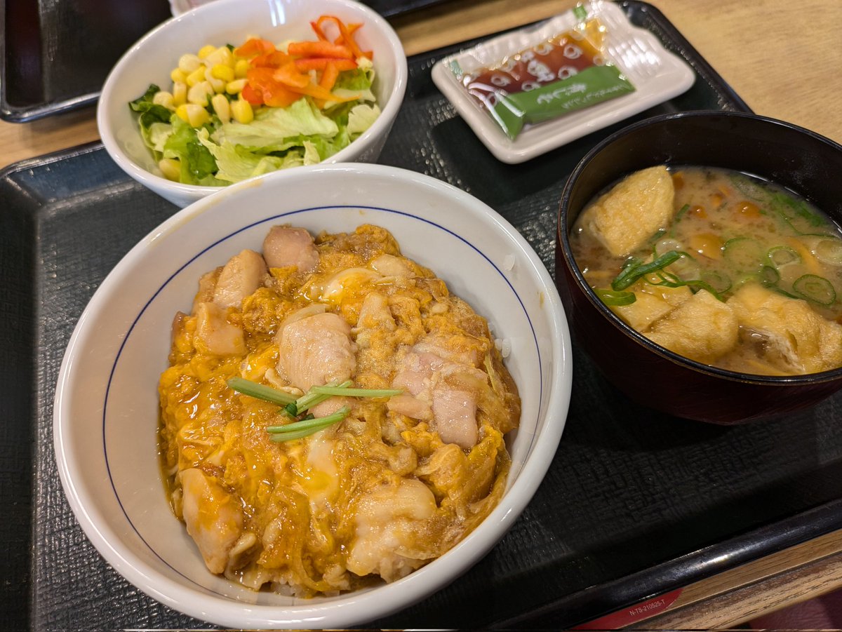 cla_nori's tweet image. 昨日はアンサンブル発表会本番
木管三重奏での舞台でした♪
最近はアドレナリン出せば(出れば？)、緊張して舞い上がることはなくなってきました😅
出番前にはがっつり親子丼セット(ちょっと食べ過ぎた)
企画運営して下さった皆様に感謝です。
#アンサンブル発表会
#KCPO