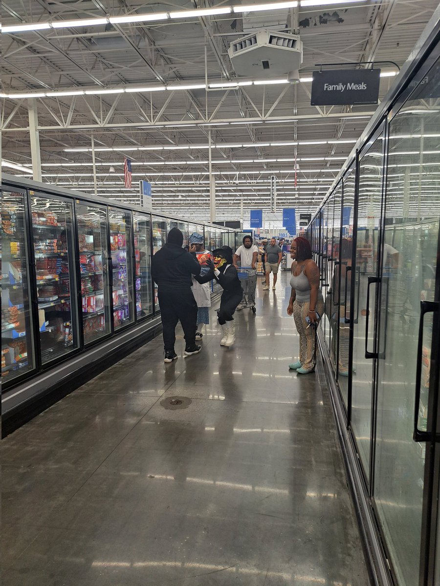 xbryznx's tweet photo. It's Krazy I walk in the store folks don't know that a real entertainer in the building lol @gibby_clown @ClownGibby @GibbyClown a real cool dude frfr https://t.co/7ZIz03Owvu