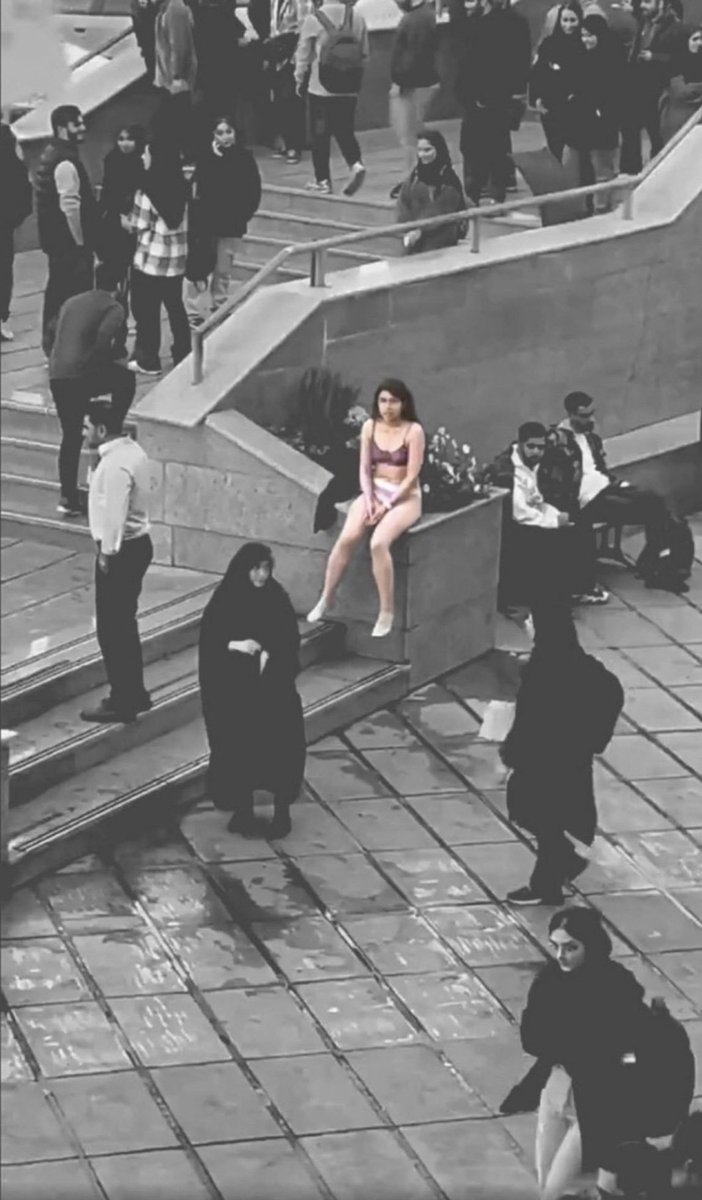 Galderich1's tweet photo. Als alumnes els explico que el nu és símbol de puresa, com les al·legories.

Ara els explicaré que també és símbol de lluita i compromís per la Llibertat.

El seu nom és Ahoo Daryaei, estudiant universitària d'Iran

No l'oblideu!

#AhooDaryaei
#DonaVidaLlibertat
#WomanLifeFreedom https://t.co/N3zUgBAFb9