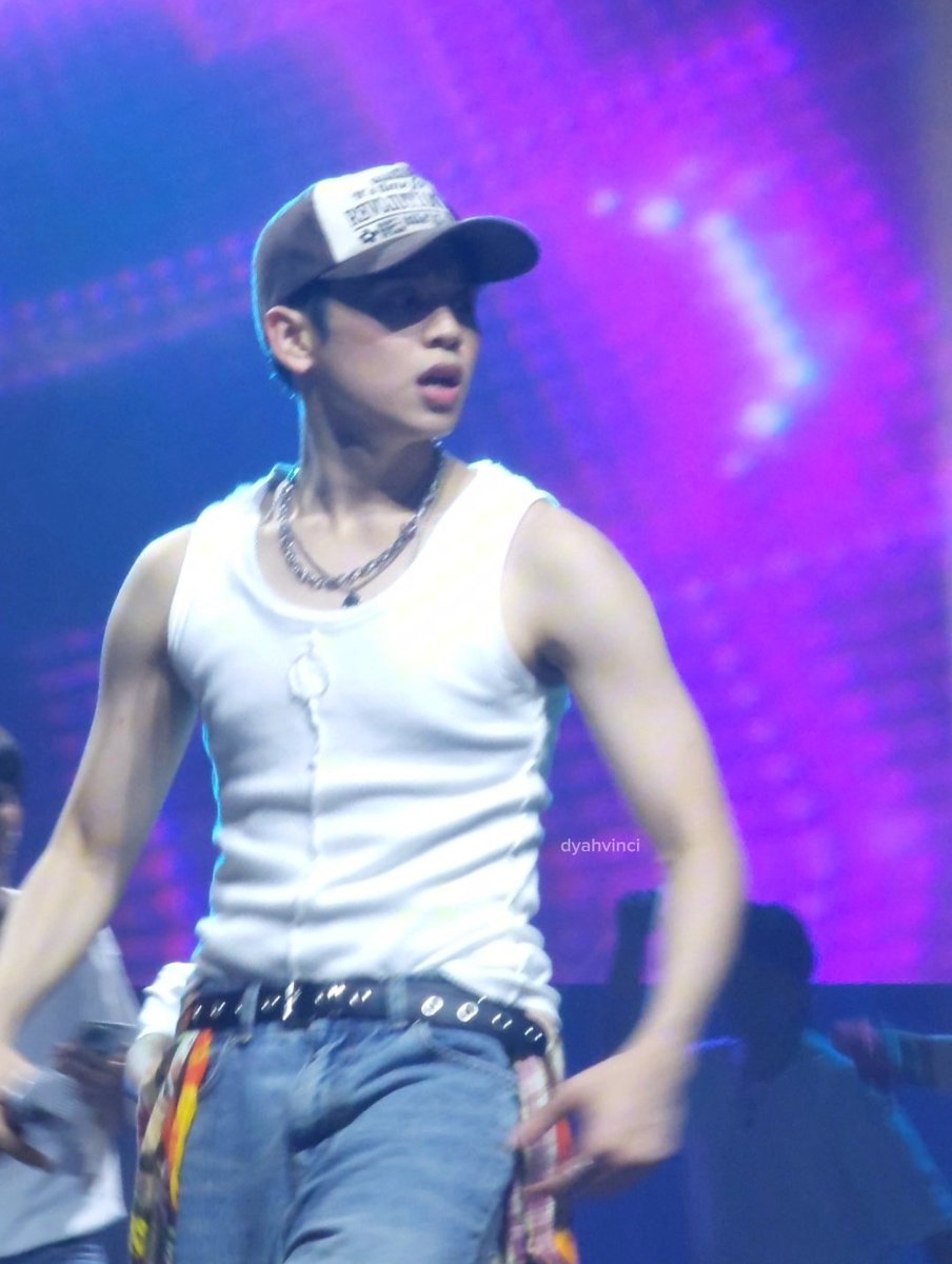 saw vinci's two sides last night.

ANCHOR HIGH IN MOA ARENA
#HORI7ONDayTourConcert
#HORI7ON #호라이즌 
#HORI7ON_VINCI #VINCI #빈치

  singer vinci:                dzaddy vinci: