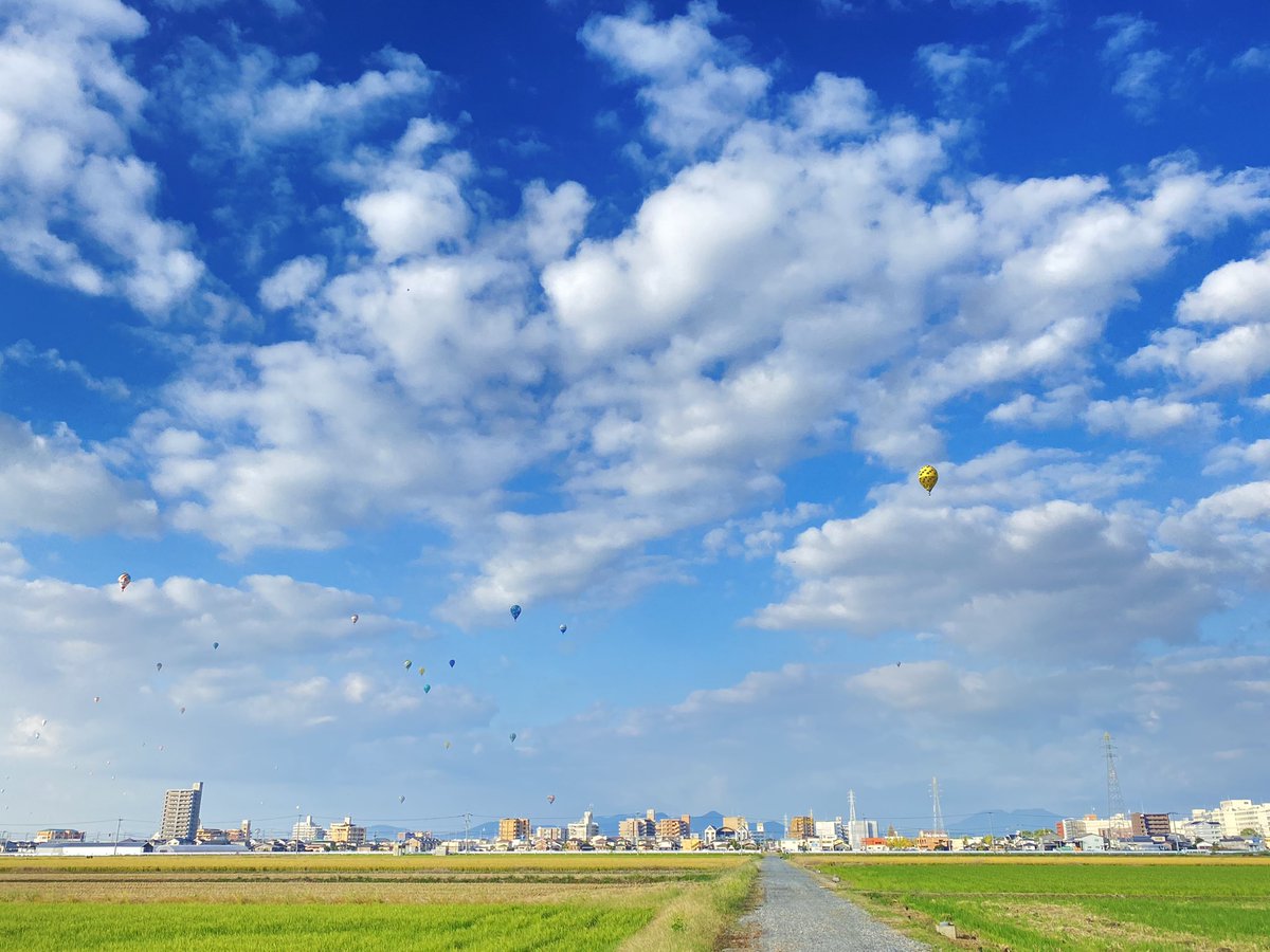 anyamaru3's tweet photo. 今日は空が綺麗だねー
バルーンおりてこないかなぁ🤔 https://t.co/ZxvQRNvdld