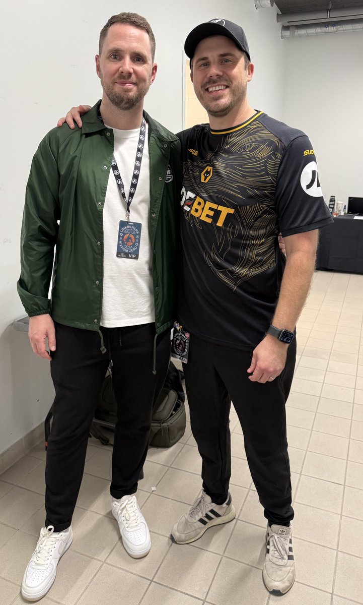 After hosting me at <a href="/Wolves/">Wolves</a> a few times, I got to host <a href="/JoshWP/">Josh Power</a> at tonight’s <a href="/linkinpark/">LINKIN PARK</a> show in Paris, and he brought me the new shirt! Legend! #wwfc 🧡🖤🐺