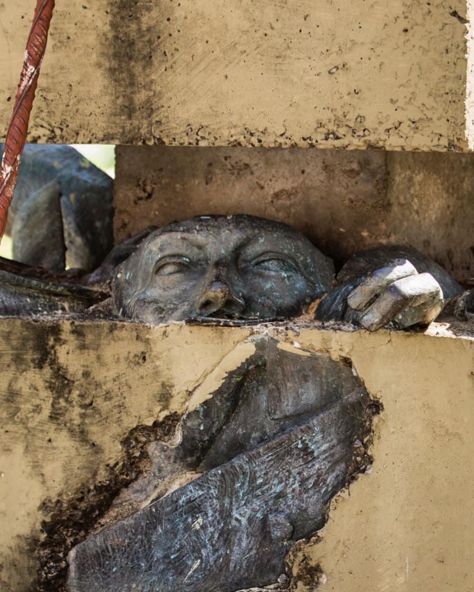 Monumento realizado por Carlos Colombino para recordar que la verdadera fecha feliz del pueblo paraguayo es el día que se celebra la caída del dictador Alfredo Stroessner, el que robó tierra del tamaño de Panamá y asesinó y torturó a miles de compatriotas.