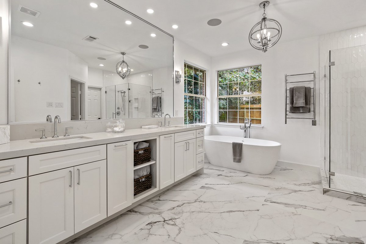 SCMDESIGNGROUP1's tweet image. 📷📷 Transforming this family room was an incredible journey, turning a dated space into a magnificent gathering spot! 📷 Gone are the builder-grade tile floors and outdated stone fireplace; we&apos;ve infused life and character into every corner.