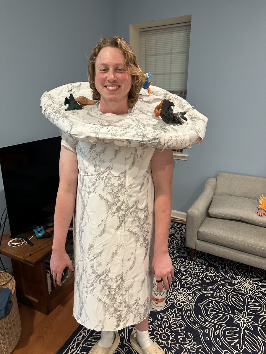 liam_paris's tweet photo. This year for Halloween I was a painting and a bird bath https://t.co/bGeIuE6hGs