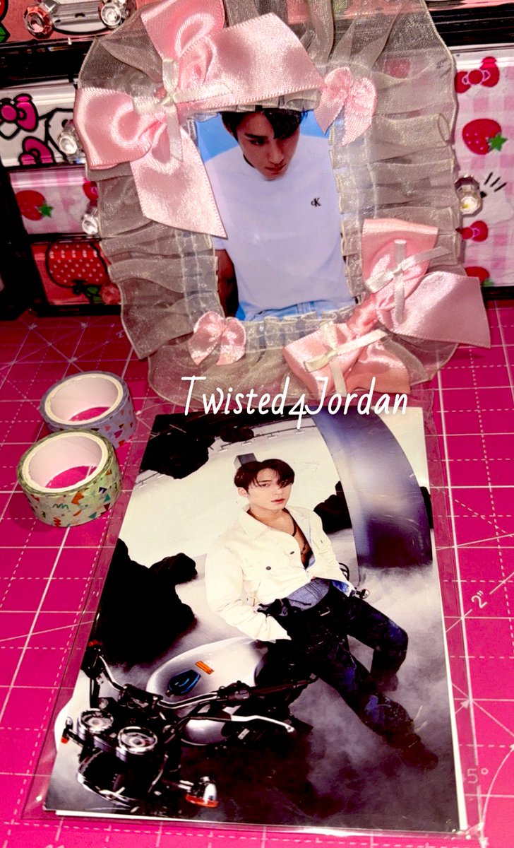 Twisted4Jordan's tweet image. I recently traveled to Chicago for
SVT shows. On my transport back to the airport, I lost my Mingyu photocard holder. 

Carat @maggzlive found it &amp;amp; returned him back.

Thank you for your kindness 💙

#Kindess #Carat #Mingyu #SVT