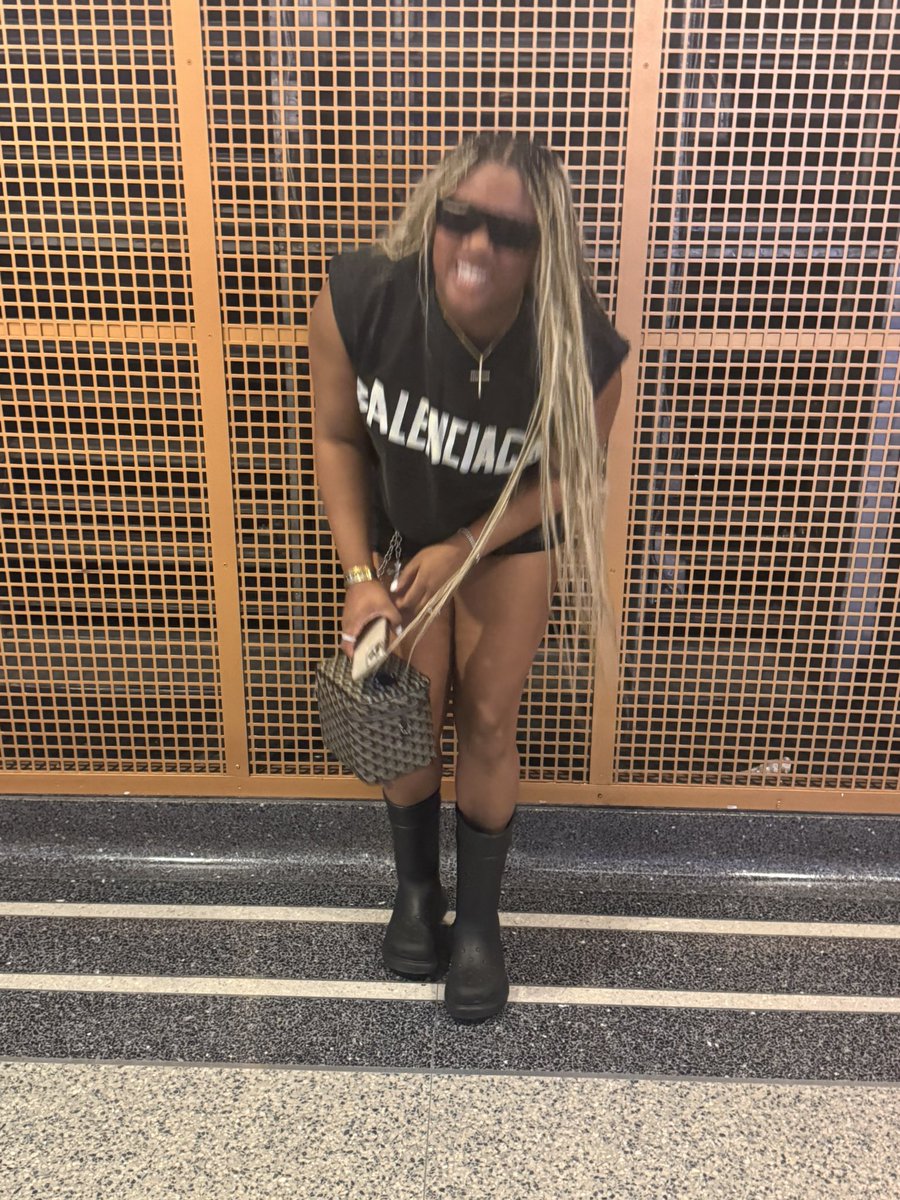 BossLadyJan1's tweet photo. Just a lil dump it’s been a while 🖤#theturtlewinstherace🐢#lastlaptour🏁 https://t.co/HrKULsfiTW