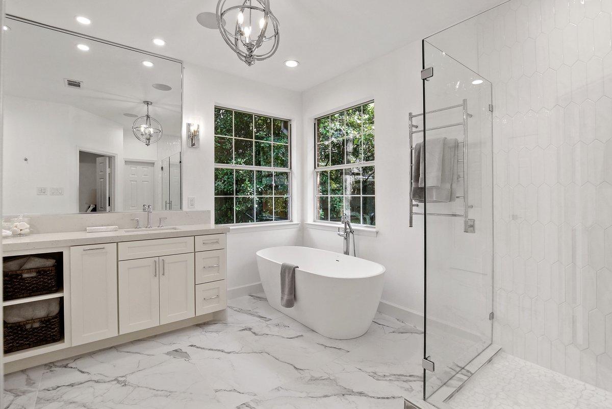 SCMDESIGNGROUP1's tweet image. 📷📷 Transforming this family room was an incredible journey, turning a dated space into a magnificent gathering spot! 📷 Gone are the builder-grade tile floors and outdated stone fireplace; we&apos;ve infused life and character into every corner.