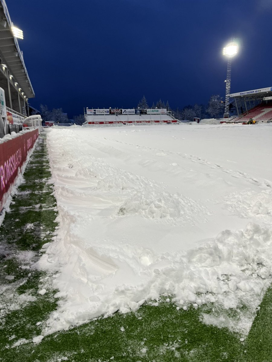 Tommyth's tweet photo. To bilder tatt med alt for få timers mellomrom. «Fridagen» lørdag gikk til en 8-timers økt med snøskuffe og en ildsjel av en kollega som strekte økta til 12 timer bak rattet på traktoren. Kamp ble det, og gode forhold 🔴⚪️ Stolt av det! #EYATIL https://t.co/tU8Ny6zmbx