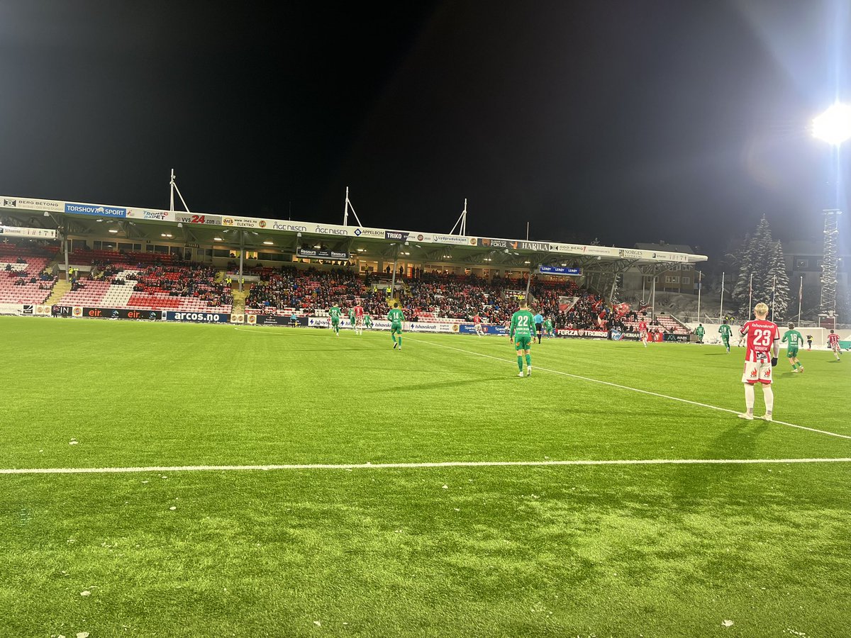 Tommyth's tweet photo. To bilder tatt med alt for få timers mellomrom. «Fridagen» lørdag gikk til en 8-timers økt med snøskuffe og en ildsjel av en kollega som strekte økta til 12 timer bak rattet på traktoren. Kamp ble det, og gode forhold 🔴⚪️ Stolt av det! #EYATIL https://t.co/tU8Ny6zmbx