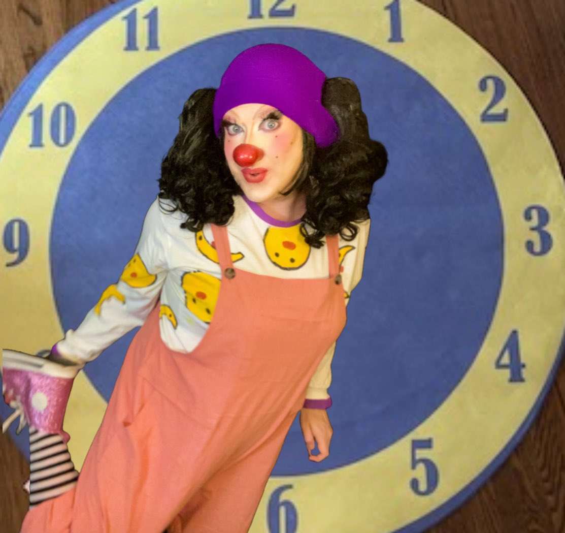 Lovinlatex's tweet photo. “Are you ready to clown around? With Loonette and Molly, a clown and her dolly on the big comfy couch!”
#drag #dragqueen #clowngirl #clowning #loonettetheclown #loonette #bigcomfycouch #cosplay #cosplayer #clownery #halloween #clowncore #clowncheck #clownsona #loonettecosplay https://t.co/LXdNlNswit