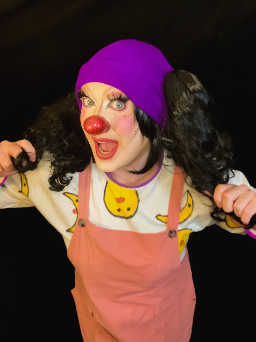 Lovinlatex's tweet photo. “Are you ready to clown around? With Loonette and Molly, a clown and her dolly on the big comfy couch!”
#drag #dragqueen #clowngirl #clowning #loonettetheclown #loonette #bigcomfycouch #cosplay #cosplayer #clownery #halloween #clowncore #clowncheck #clownsona #loonettecosplay https://t.co/LXdNlNswit