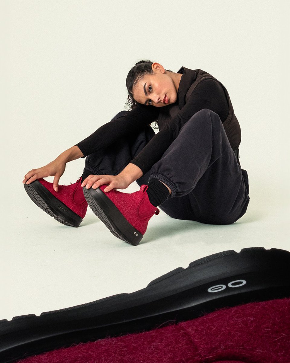 oofos's tweet image. Mindful recovery. #Demure Style. It just makes sense.

Even for the best fits, you can’t forget your feet. The all new OOmega Londoner includes the active recovery of OOfoam™  technology with the iconic silhouette of a classic #ChelseaBoot.