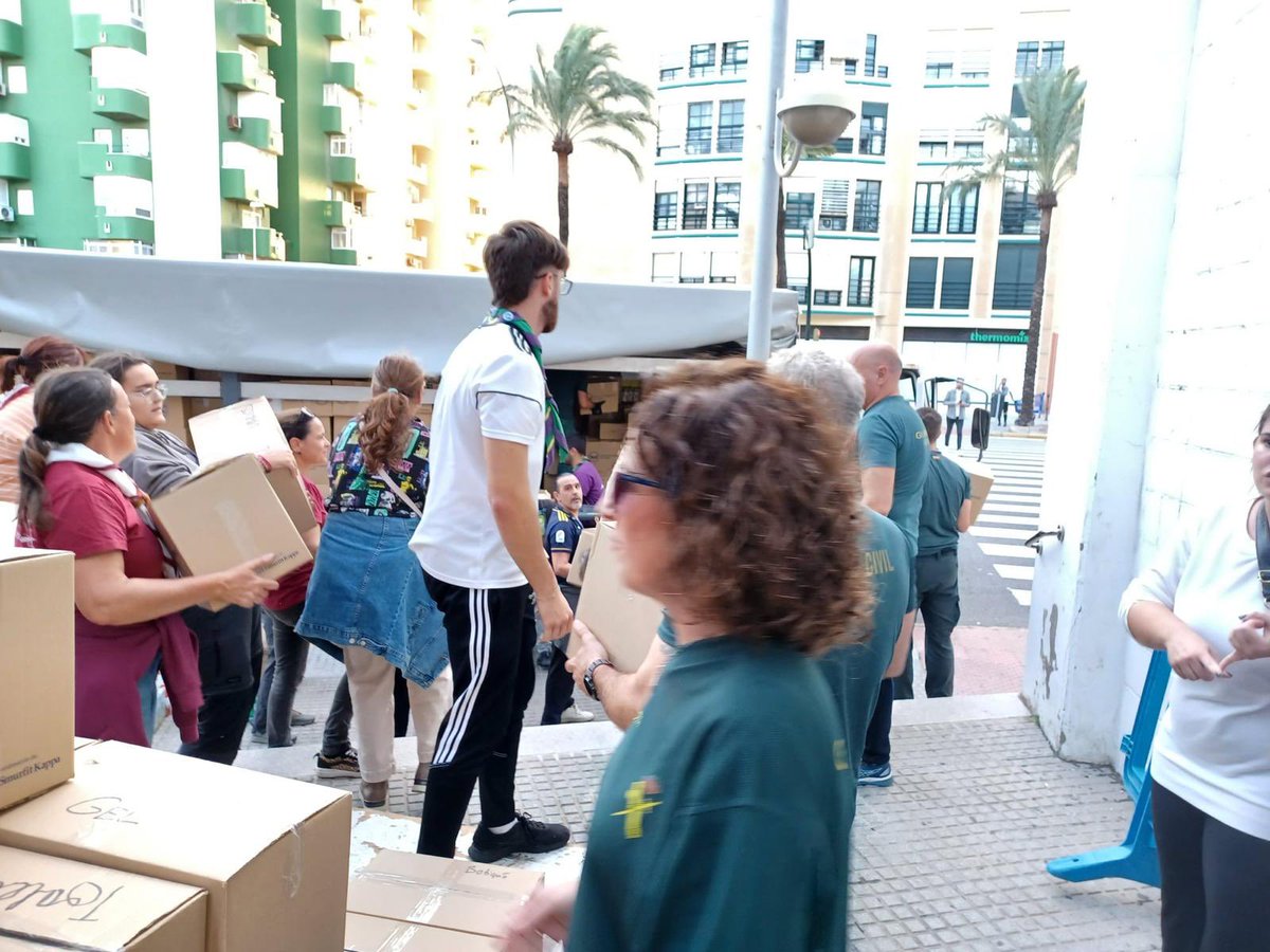 guardiacivil's tweet photo. Una veintena de guardias civiles de #Cádiz han ayudado al #BancoDeAlimentos de la localidad para gestionar y trasladar los alimentos que les están llegando de la solidaridad de la ciudadanía gaditana para los damnificados por la #Dana https://t.co/piZKT0Q5Ep