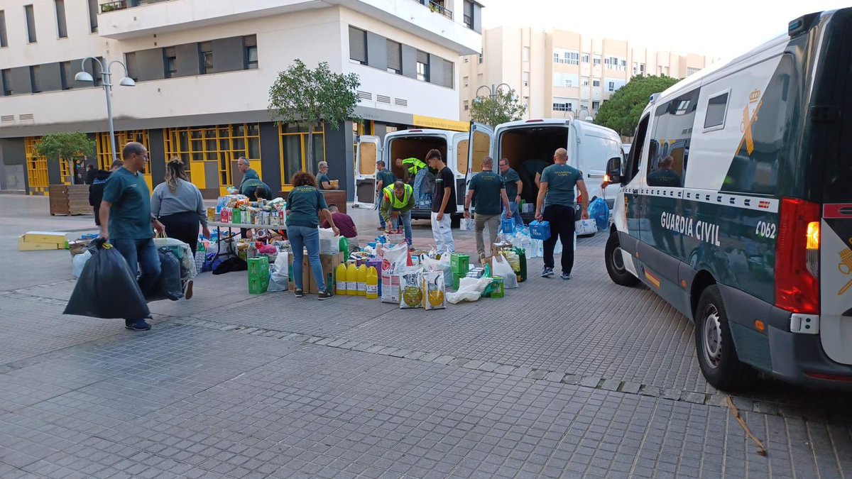 guardiacivil's tweet photo. Una veintena de guardias civiles de #Cádiz han ayudado al #BancoDeAlimentos de la localidad para gestionar y trasladar los alimentos que les están llegando de la solidaridad de la ciudadanía gaditana para los damnificados por la #Dana https://t.co/piZKT0Q5Ep