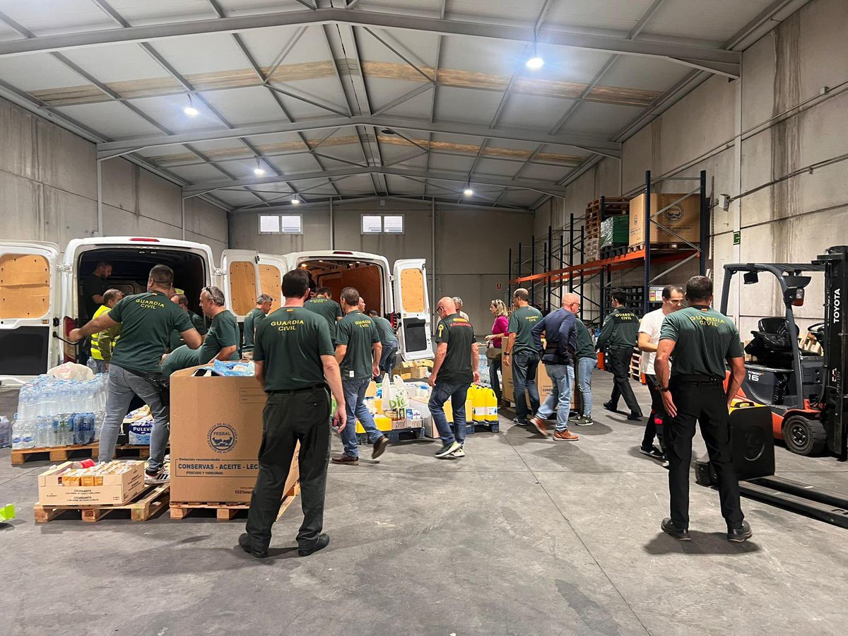 guardiacivil's tweet photo. Una veintena de guardias civiles de #Cádiz han ayudado al #BancoDeAlimentos de la localidad para gestionar y trasladar los alimentos que les están llegando de la solidaridad de la ciudadanía gaditana para los damnificados por la #Dana https://t.co/piZKT0Q5Ep