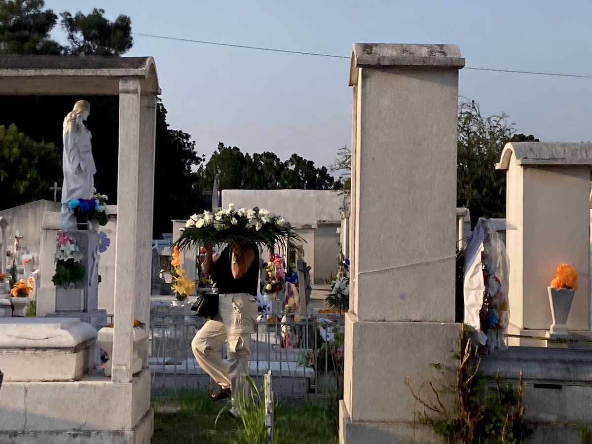 hermesdeapie's tweet photo. ⚰️ 🌼  Día de 💀 Muertos en México 🇲🇽 

1.Catrina
2.Panteón
3.Limpiadores de tumbas

#urbanphotography
#streetphotography 
#Straßenfotografie
#photographiederue #dailylifepeople #diademuertos
#DiaDeMuertos2024 https://t.co/IGO6RADdGg