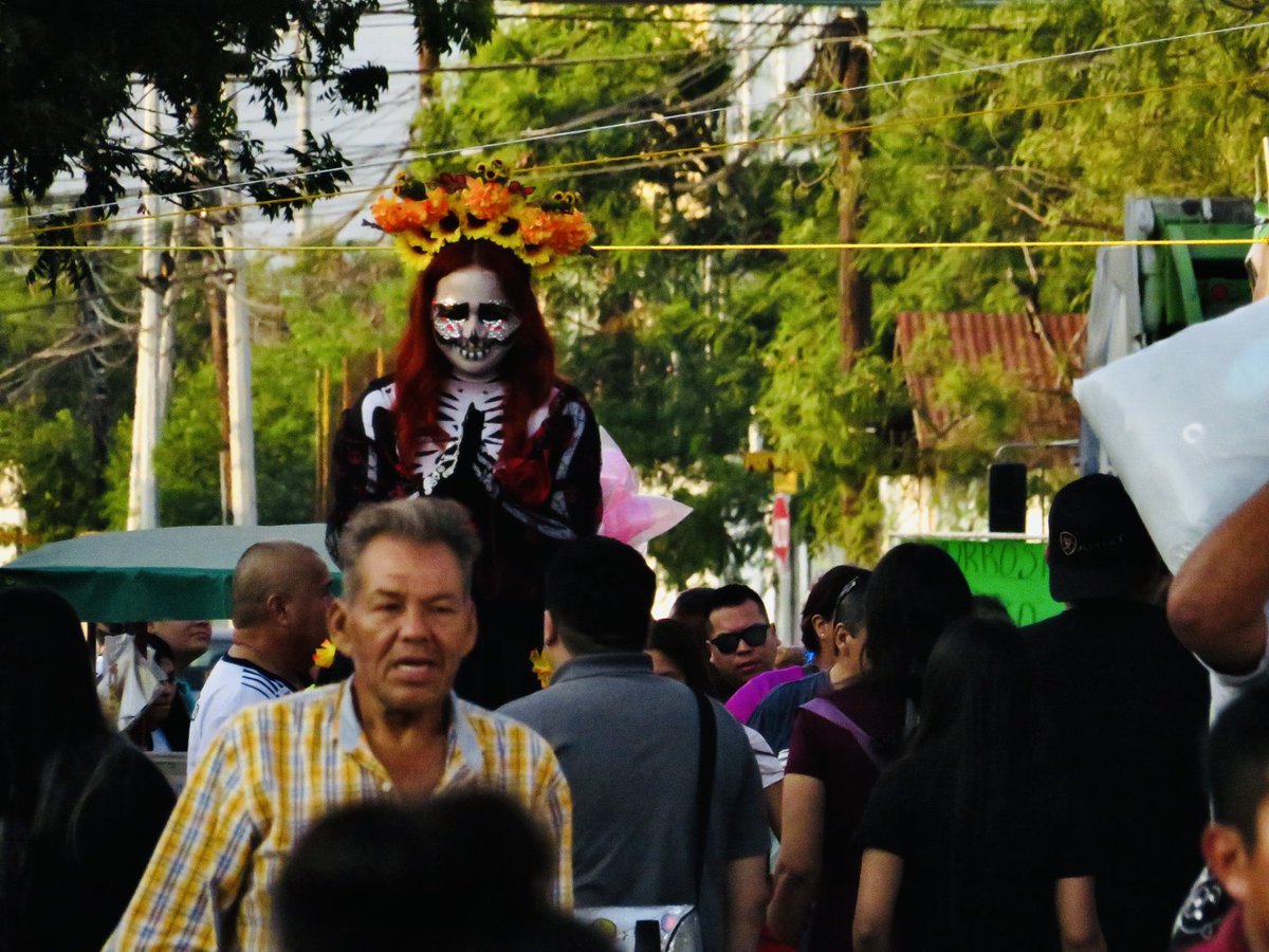hermesdeapie's tweet photo. ⚰️ 🌼  Día de 💀 Muertos en México 🇲🇽 

1.Catrina
2.Panteón
3.Limpiadores de tumbas

#urbanphotography
#streetphotography 
#Straßenfotografie
#photographiederue #dailylifepeople #diademuertos
#DiaDeMuertos2024 https://t.co/IGO6RADdGg