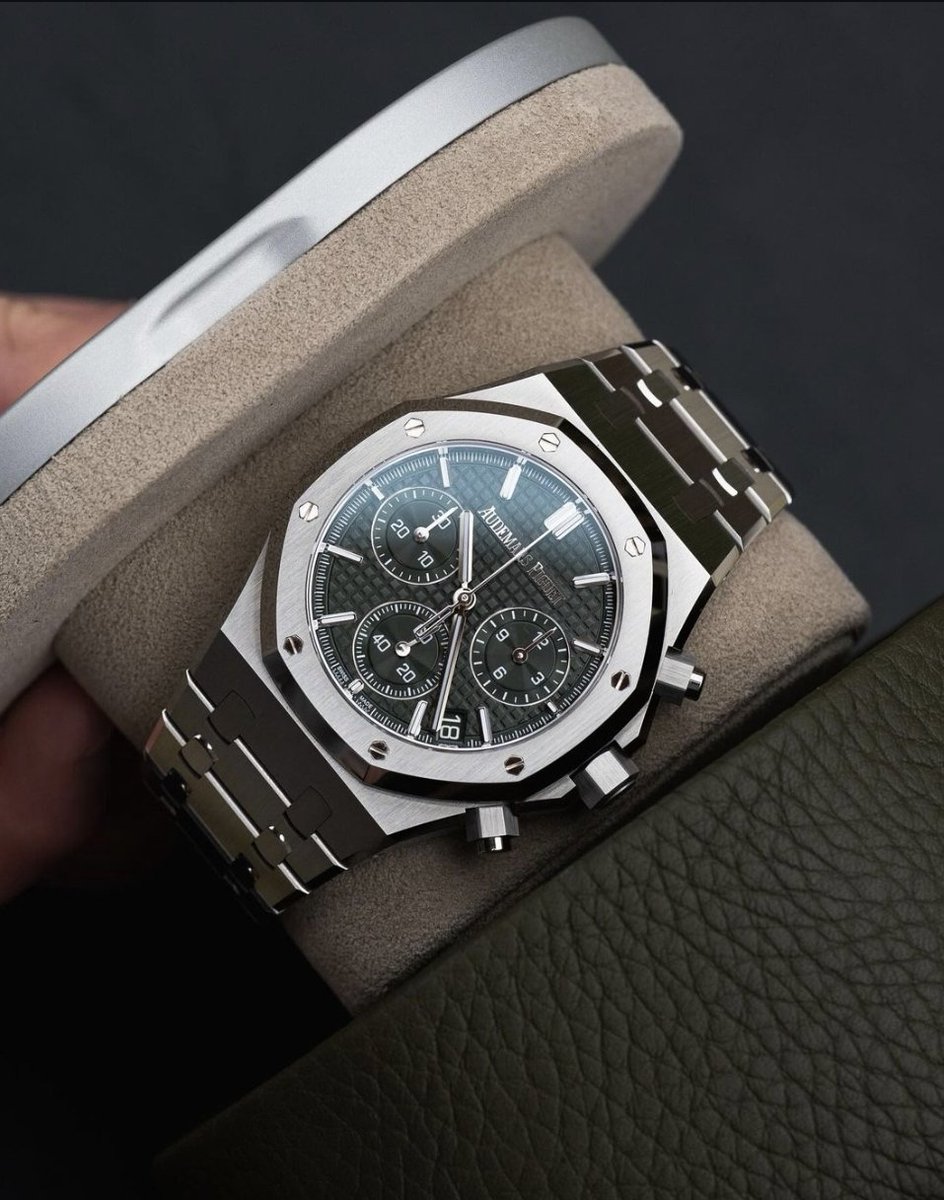 GlobalWatchClub's tweet photo. Rate this watch 1-10 🔥 https://t.co/CSEdYwaOun