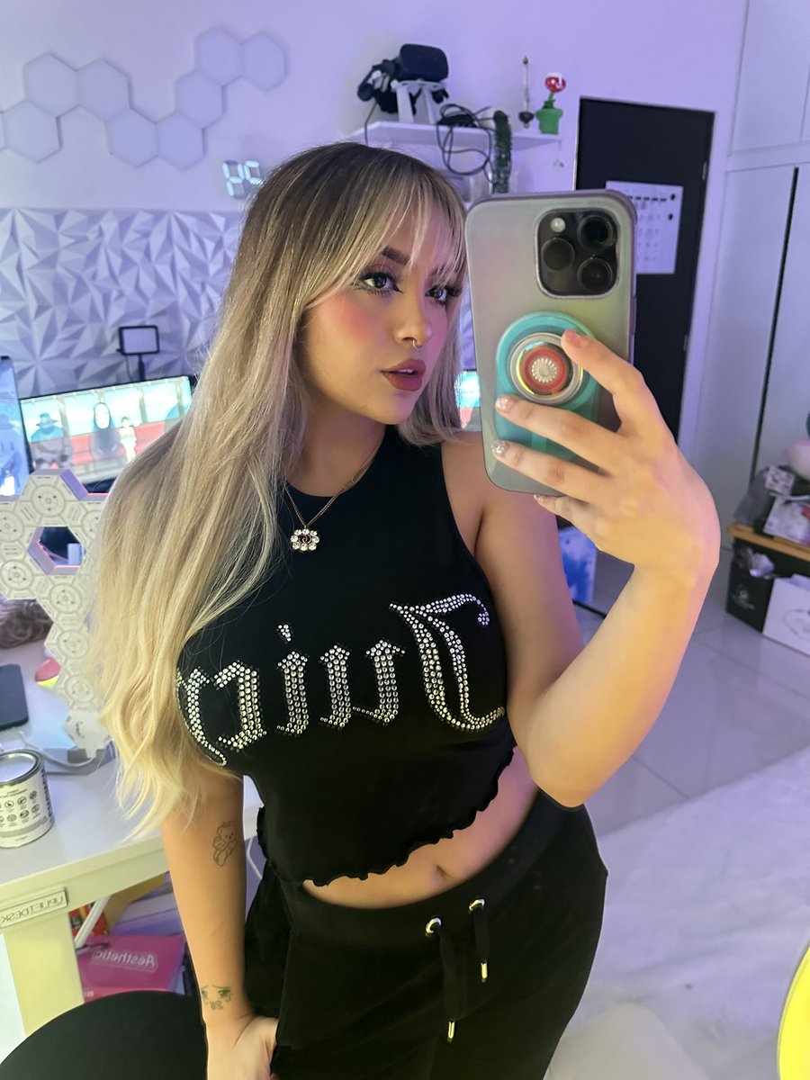 Veo que hay mucha gente nueva por acá jajajaja, que cool tenerlos a todos. 
Bienvenidoooos 🫂
Aquí hay mucha buena vibra así que porfis solo les pido lo mismo ookkkkk? 

Llévense bien y háganse amigos 😘
(Anexo foto para no morir ignorada)